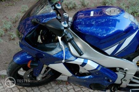 Pergunta IMT: Os motociclos de duas rodas devem possuir à frente: