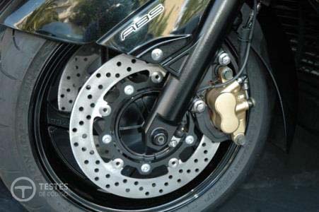 Pergunta IMT: No âmbito dos sistemas de travagem com A.B.S., indique qual a afirmação que considera correcta: