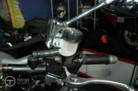 Pergunta IMT: Nos motociclos equipados com embraiagem hidráulica, o respectivo nível do líquido deve ser verificado: