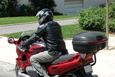 Pergunta IMT: Nos motociclos, o nível do óleo do motor é normalmente controlado: