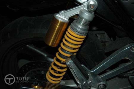 Pergunta IMT: Num motociclo que circule, por norma, em estradas com mau piso e terreno duro, deve-se: