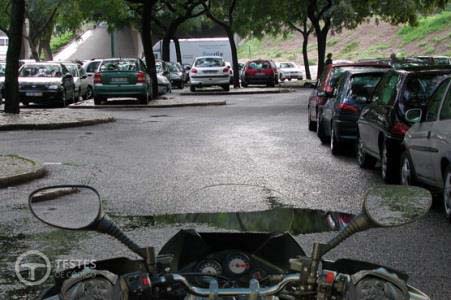 Pergunta IMT: Na condução de um motociclo de duas rodas em curva e com piso molhado, a acção da força centrifuga potencia: