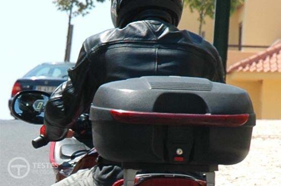 Pergunta IMT: Um motociclista deve utilizar luvas: