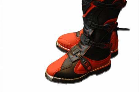 Pergunta IMT: O condutor e passageiro de um motociclo devem utilizar botas de protecção?