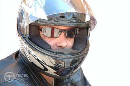 Pergunta IMT: O condutor de um motociclo sabe qual o tamanho certo de um capacete de protecção se: