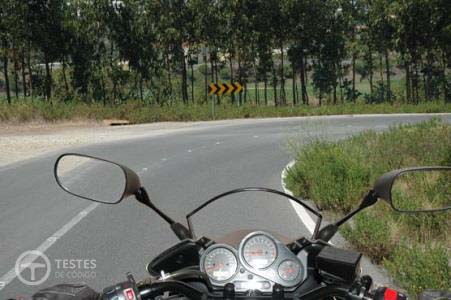 Pergunta IMT: Nesta estrada nacional e logo após a curva, posso encontrar a circular um conjunto de veículos constituído por tractor agrícola com reboque?