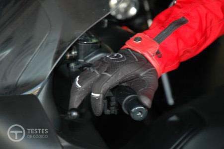 Pergunta IMT: Um condutor de um motociclo deve usar luvas para: