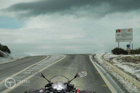 Pergunta IMT: O condutor de um motociclo deve saber que é proibida a circulação em caso de avaria da luz de cruzamento.