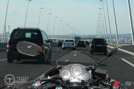 Pergunta IMT: Circulo muito próximo da via de trânsito à minha esquerda, procedo correctamente?