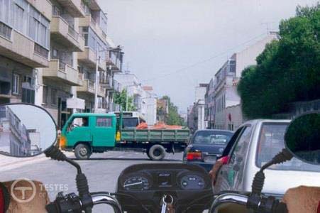 Pergunta IMT: Conduzo um veículo de pequenas dimensões. Devo passar pela retaguarda do veículo à minha frente?