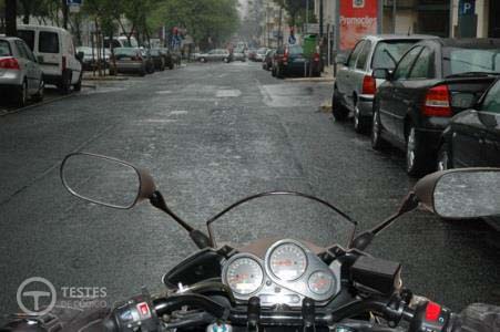 Pergunta IMT: O risco na condução de um motociclo aumenta, sempre que se circula em piso molhado: