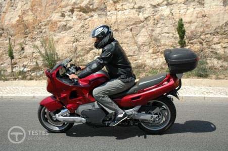 Pergunta IMT: Os motociclos que possuam luzes de mudança de direcção na retaguarda são de cor: