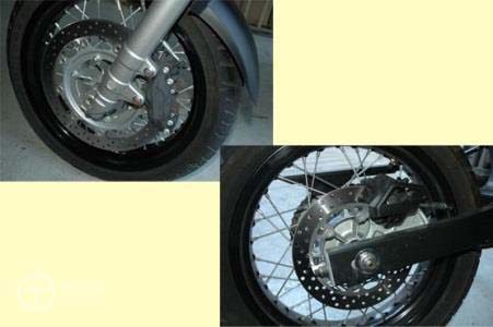 Pergunta IMT: Regra geral, para um motociclista efectuar uma travagem correcta deve: