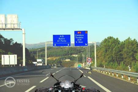 Pergunta IMT: Uma auto-estrada caracteriza-se, entre outras razões, por ter: