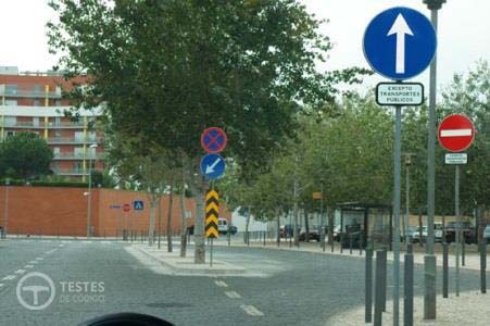 Pergunta IMT: O sinal de obrigação de contornar placa ou obstáculo: