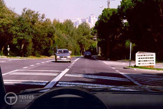 Pergunta IMT: Nesta situação tenho o dever de ceder a passagem ao automóvel que circula em sentido contrário?