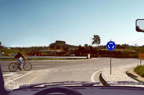 Pergunta IMT: Nesta situação, devo ceder a passagem ao ciclista?