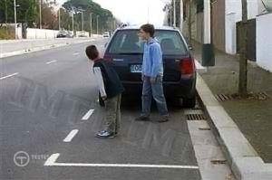 Pergunta IMT: Esta situação é bastante perigosa. Compete ao condutor, antes de iniciar a manobra: