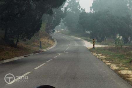 Pergunta IMT: Ao circular neste local posso utilizar as luzes de estrada no cruzamento com um veículo que circule em sentido contrário?