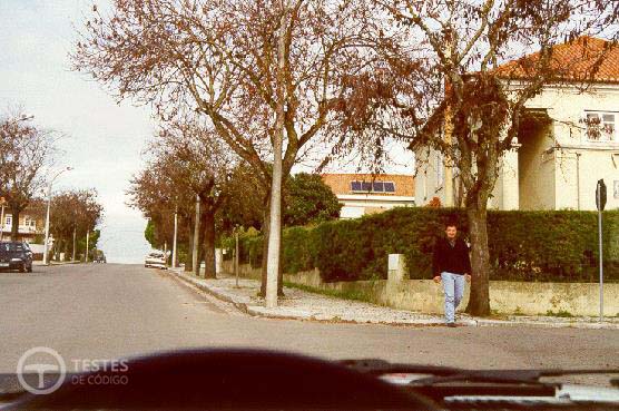 Pergunta IMT: Se mudar de direcção para a direita, devo: