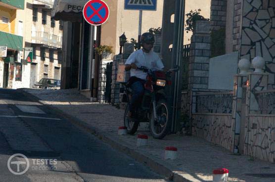 Pergunta IMT: O comportamento do condutor do veículo de duas rodas: