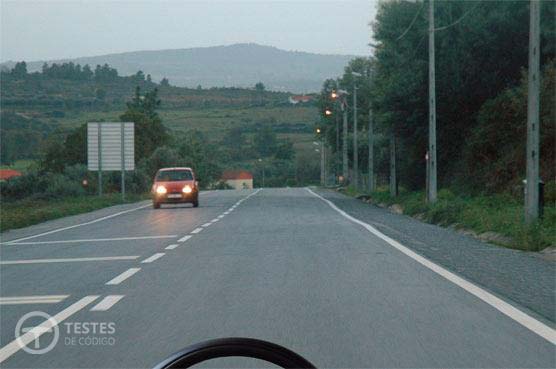 Pergunta IMT: Devo saber que a luz de cruzamento se destina a iluminar a via para a frente do veículo numa distância até: