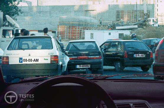 Pergunta IMT: Nesta situação em que o acidente constitui um obstáculo à circulação o primeiro cuidado a ter deve ser: