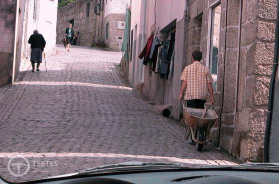 Pergunta IMT: Para além dos peões que já transitam na via pública, devo estar atento às casas que marginam este local. Assim: