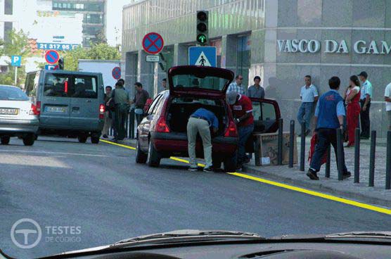 Pergunta IMT: O condutor do veículo que está parado à minha direita procede correctamente?