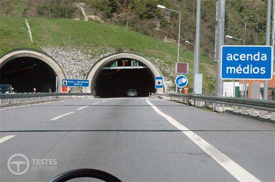 Pergunta IMT: Ao circular num túnel, devo saber que a manobra de inversão do sentido de marcha: