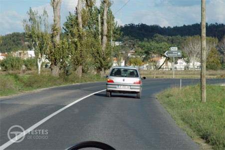 Pergunta IMT: O condutor que circula à minha frente procede correctamente para mudar de direcção à esquerda?