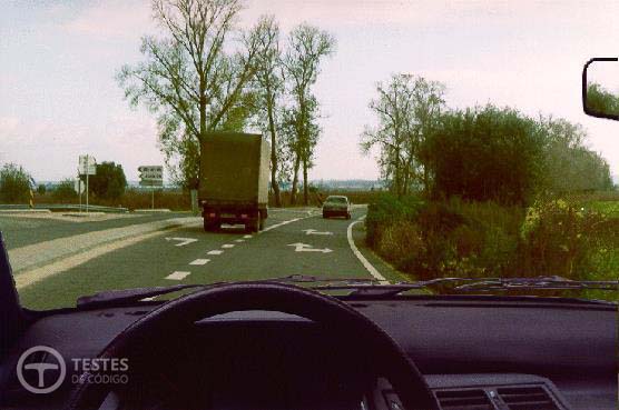 Pergunta IMT: Neste local, as marcas inscritas no pavimento são: