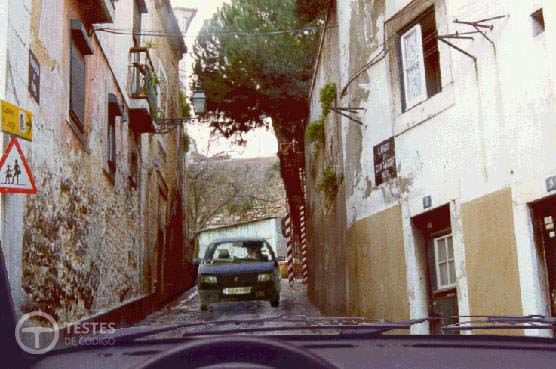 Pergunta IMT: Conduzo um veículo ligeiro com reboque. Quem deve recuar, considerando que nos encontramos a distância idêntica do local onde o cruzamento é possível?