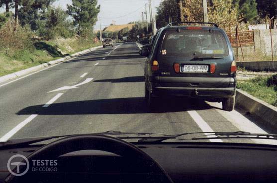 Pergunta IMT: A marca rodoviária sobre a qual está parado o veículo designa-se: