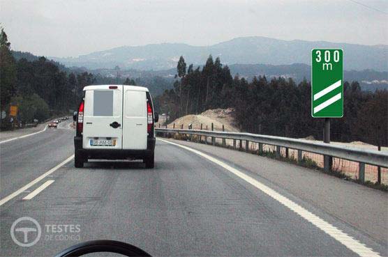 Pergunta IMT: Perante o sinal de cor verde à minha direita, fico a saber que: