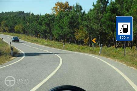 Pergunta IMT: O sinal vertical indica-me que à distância de 300 metros vou encontrar: