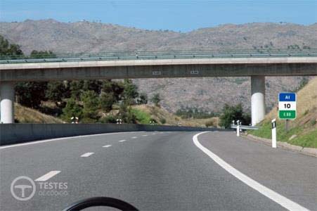 Pergunta IMT: A que tipo de sinais correspondem estas demarcações com identificação da via em que circulo?