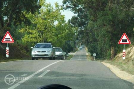 Pergunta IMT: Perante a sinalização que se encontra na via fico a saber qual a distância até à passagem de nível?