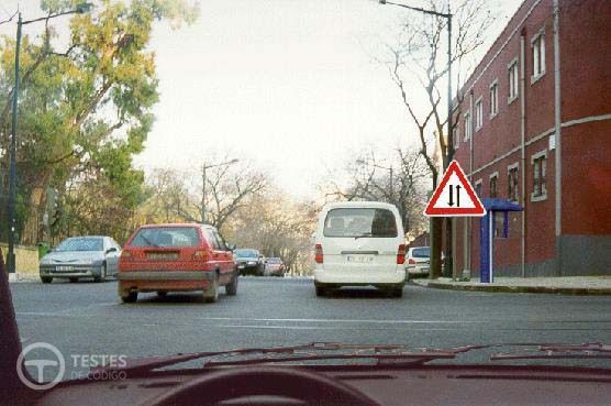 Pergunta IMT: O sinal triangular indica-me que: