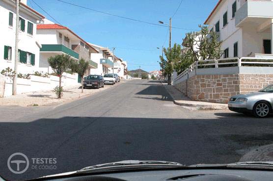 Pergunta IMT: O que deve fazer o condutor do veículo cinzento?