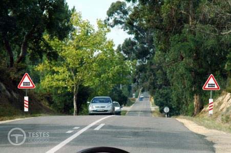 Pergunta IMT: O sinal que se encontra nesta via pública indica a proximidade de: