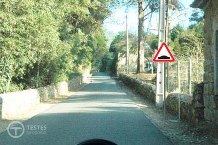 Pergunta IMT: O sinal vertical indica-me a proximidade de: