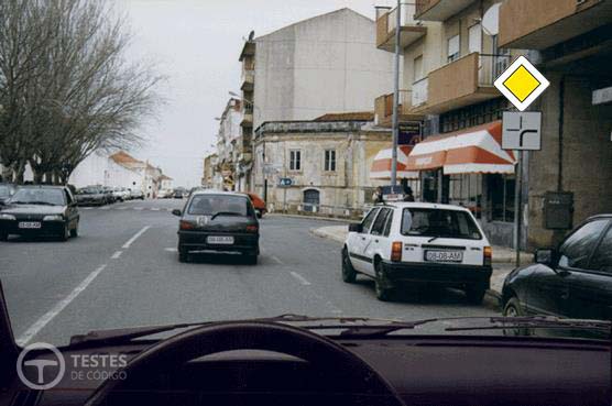 Pergunta IMT: Circulo numa via com prioridade: