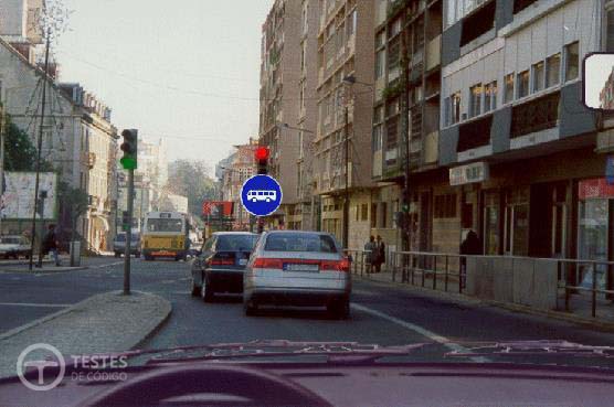 Pergunta IMT: Conduzo um automóvel ligeiro de passageiros, de uso particular. Perante o sinal circular de fundo azul, devo: