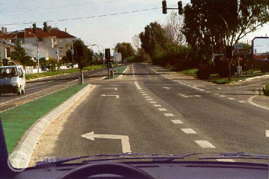 Pergunta IMT: Continuando a circular nesta via de trânsito, na próxima intersecção, devo: