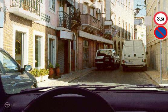 Pergunta IMT: A sinalização proíbe a circulação de veículos com peso total superior a 3,5t.