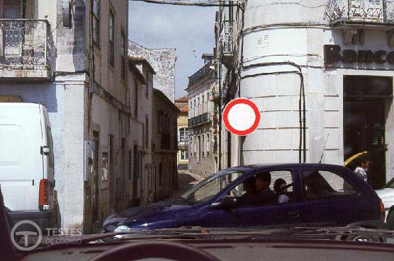 Pergunta IMT: Na via onde se encontra o sinal vertical, só podem transitar veículos em sentido contrário ao meu.