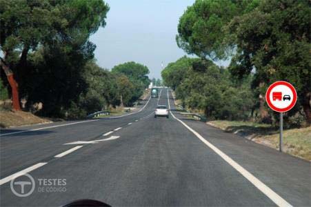 Pergunta IMT: Na presença deste sinal vertical apenas os automóveis pesados de mercadorias estão proibidos de ultrapassar.