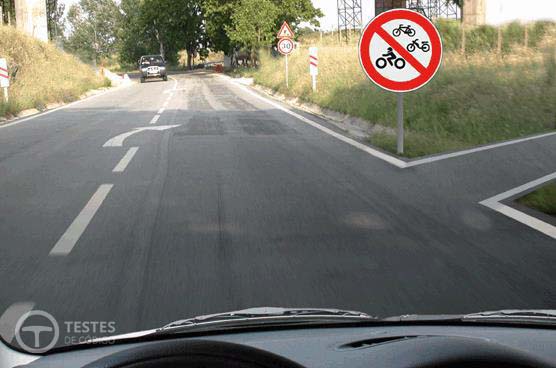 Pergunta IMT: Qual destes veículos pode transitar para além do sinal?