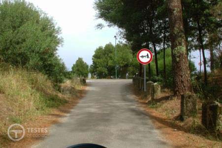 Pergunta IMT: O sinal vertical indica-me que o acesso é interdito a: